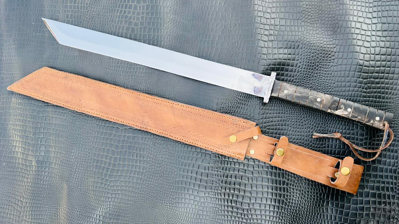 21" Hand Forged Carbon Steel Blade Hunting Tanto Sword | Yak Horn Handle